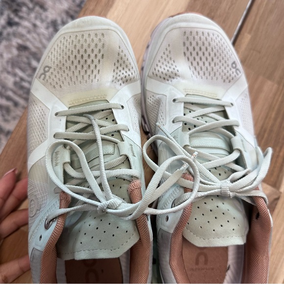 On Running Cloudflow V2 in Aloe White Running Shoes Size US Women 6.5 - Picture 11 of 13